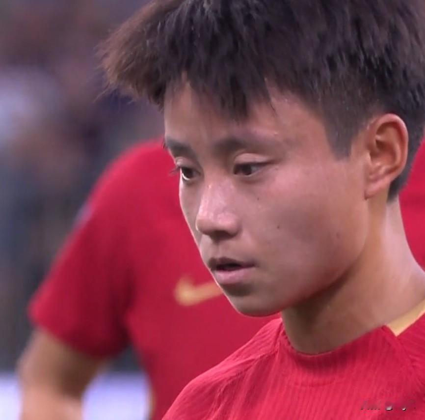 张琳艳是真的牛！比赛第17分钟，中国队先丢一球，暂时0比1落后，场面略显被动。但