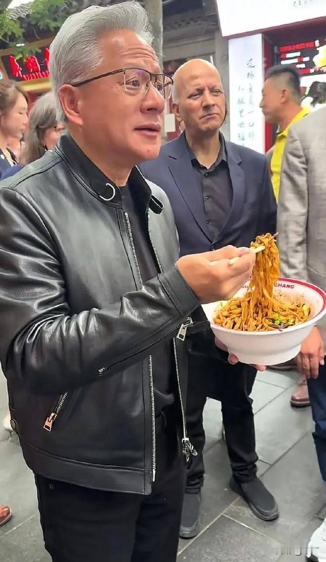 同样是吃面，雷军为什么比黄仁勋效果更好？雷军人品 雷军吃面争议 为什么黄仁勋吃面