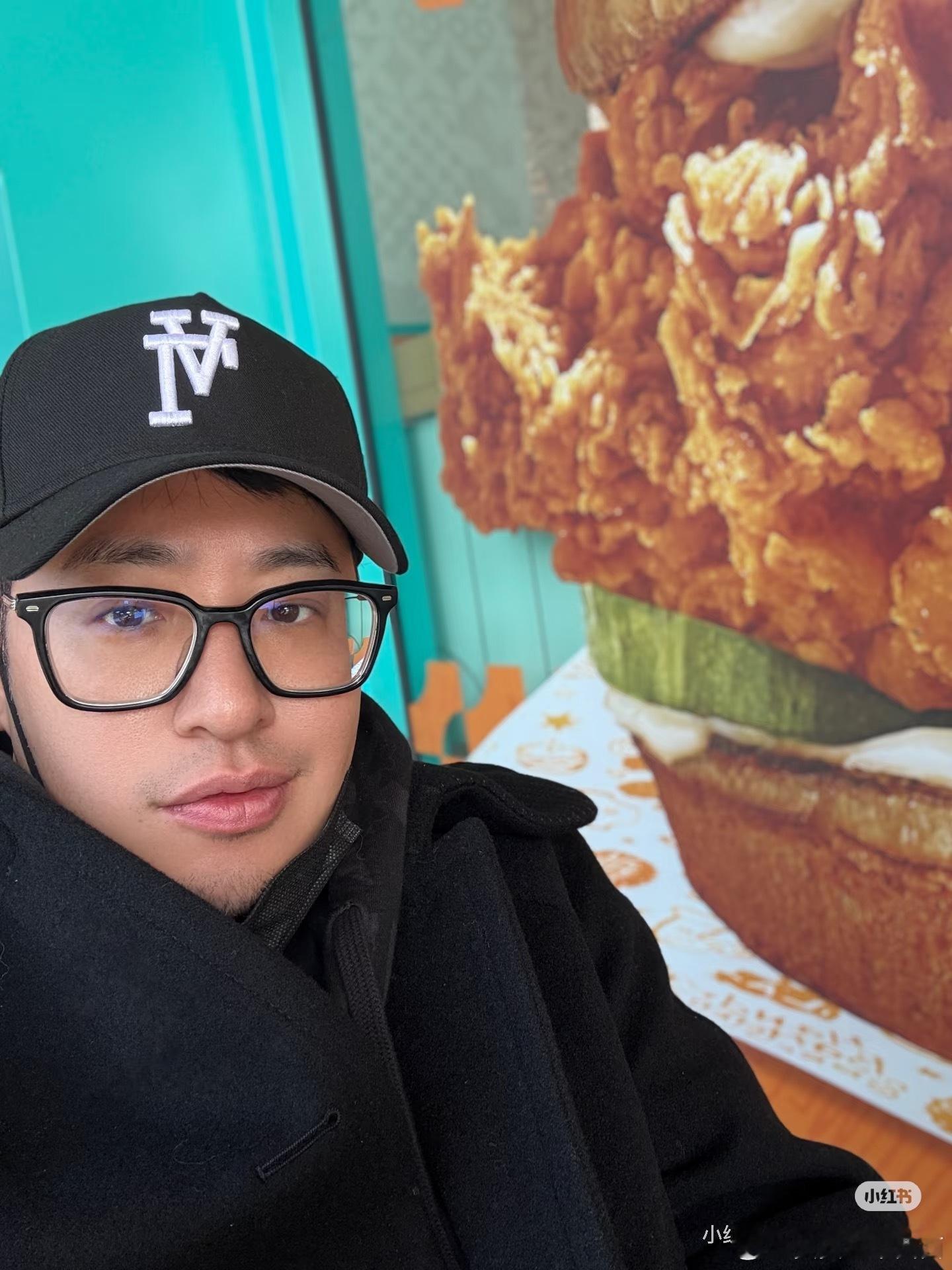 刷到潘玮柏（hòu）的这张照片（图一）感觉好熟悉，翻了翻相册嗯，阿莫斯也算是薄过