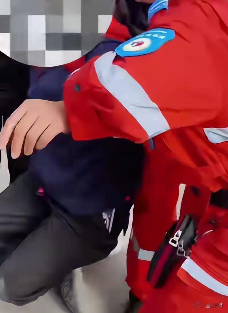 离谱！高考场外一家长跪地大哭，网友：有这样的妈，孩子也是命苦
 
都说儿行千里母
