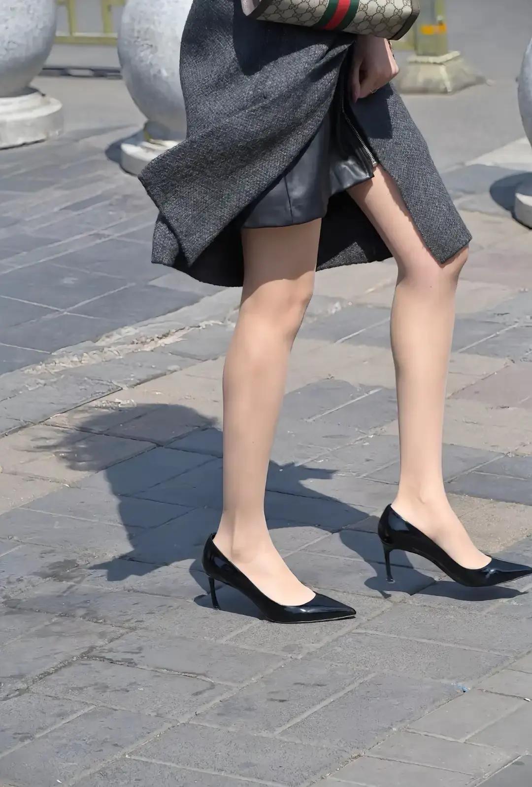 高跟鞋迫使女性在站立和行走时，必须挺胸、收腹、提臀，不自觉地使脊柱形成一道优美的