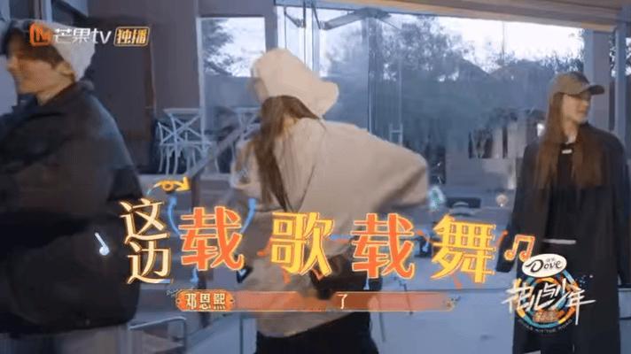 #金晨听说自己不是导游载歌载舞#金晨在得知自己不是导游后立马载歌载舞，开心溢于言