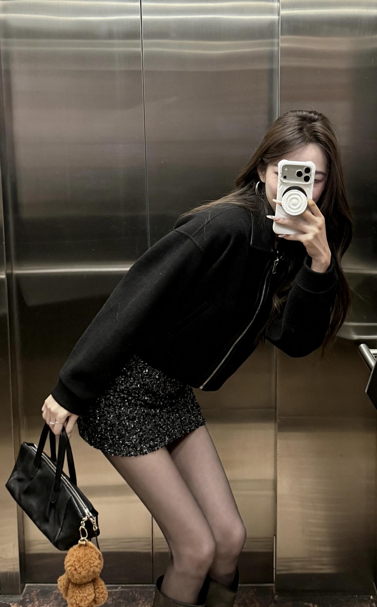 今日穿搭推荐：甜酷休闲风。
穿搭解析：
上身是黑色短款拉链外套（宽松版型+翻领设