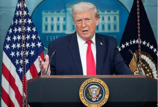 太蹊跷了！抵达中国前，特朗普突然公布继任者，民主党拼了！
 
谁也没料到，特朗普