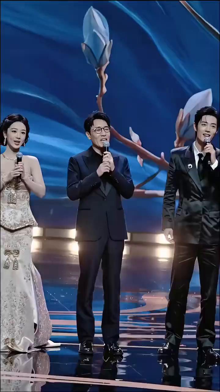 请把我的歌带回你的家，请把你的微笑留下，明天明天这歌声飞遍海角天涯，明天明天这微