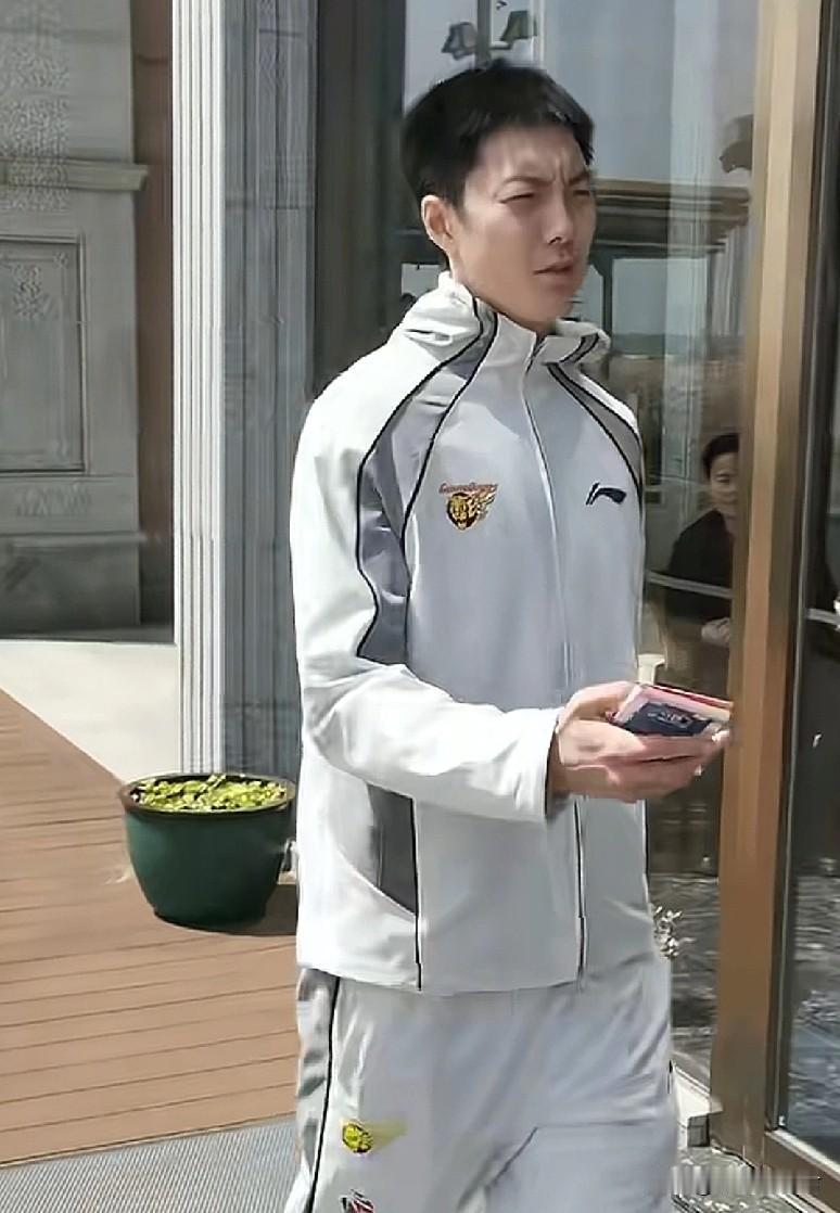 广东男篮回报球迷！
今天中午，胡明轩特地走出酒店门口！广东男篮队长的任务是把手中