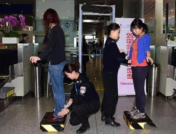 花4万5“买”一个月薪2千5的高铁安检员工作，到底值不值？
先说说为什么总有人在