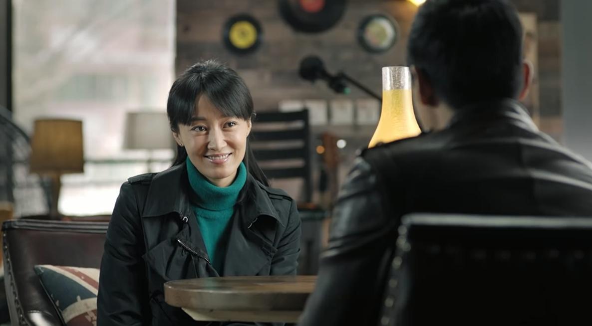 在电视剧《人民的名义》中，侯亮平调动工作，为什么秦局长要问钟小艾的意见，钟小艾给