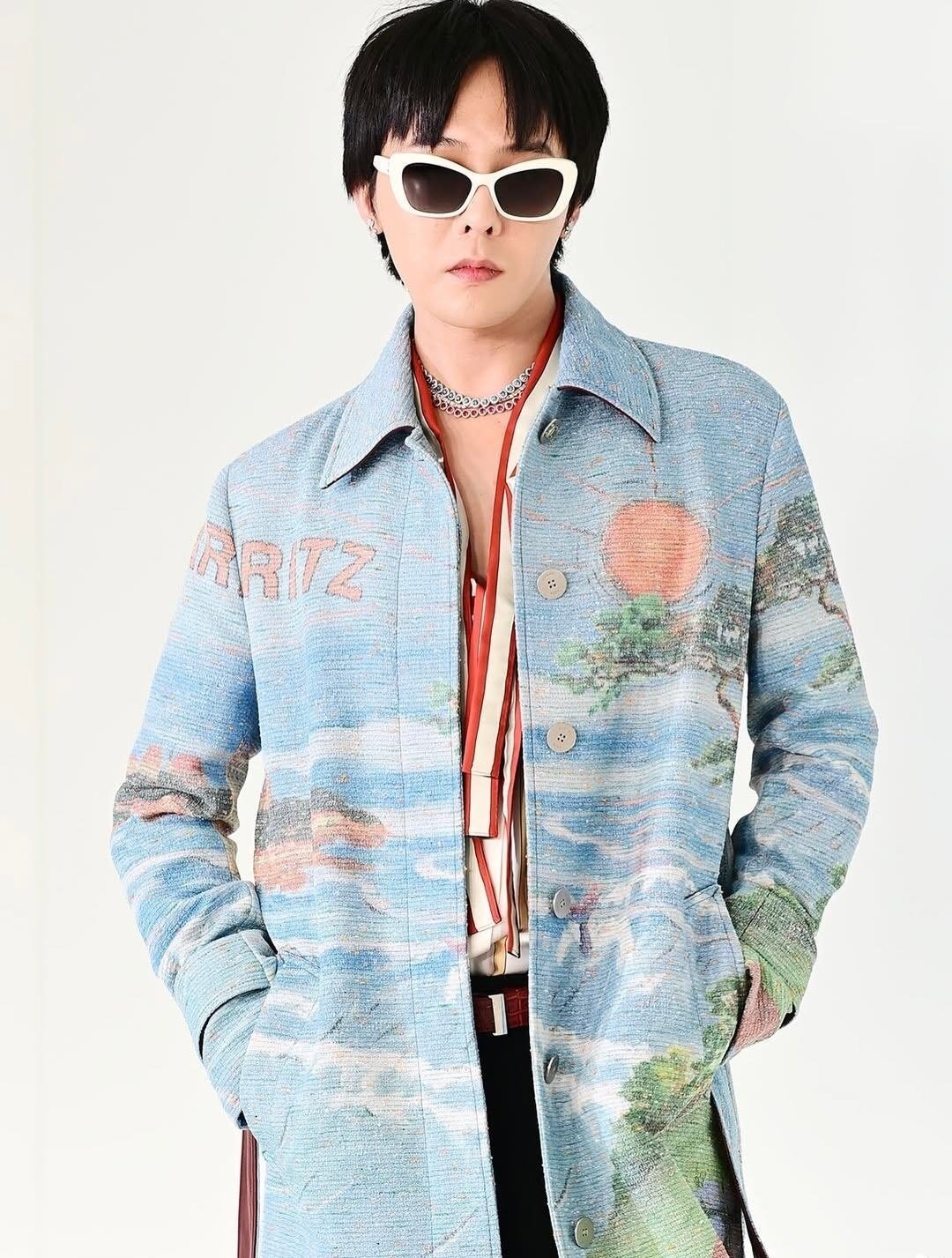 权志龙亮相香奈儿首尔大秀，超季上身2027早春度假系列春景画作外套，每一处都是时