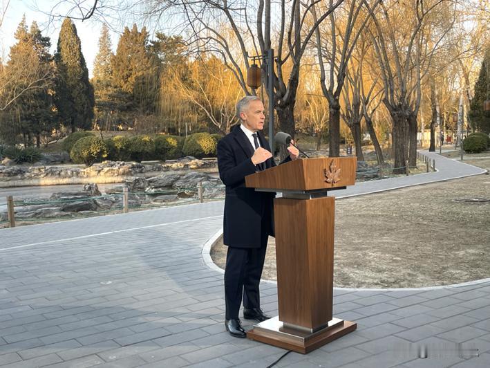 天气很冷，加拿大总理卡尼北京日坛公园“室外记者会”，真的很懂中国。“日坛”祭祀太