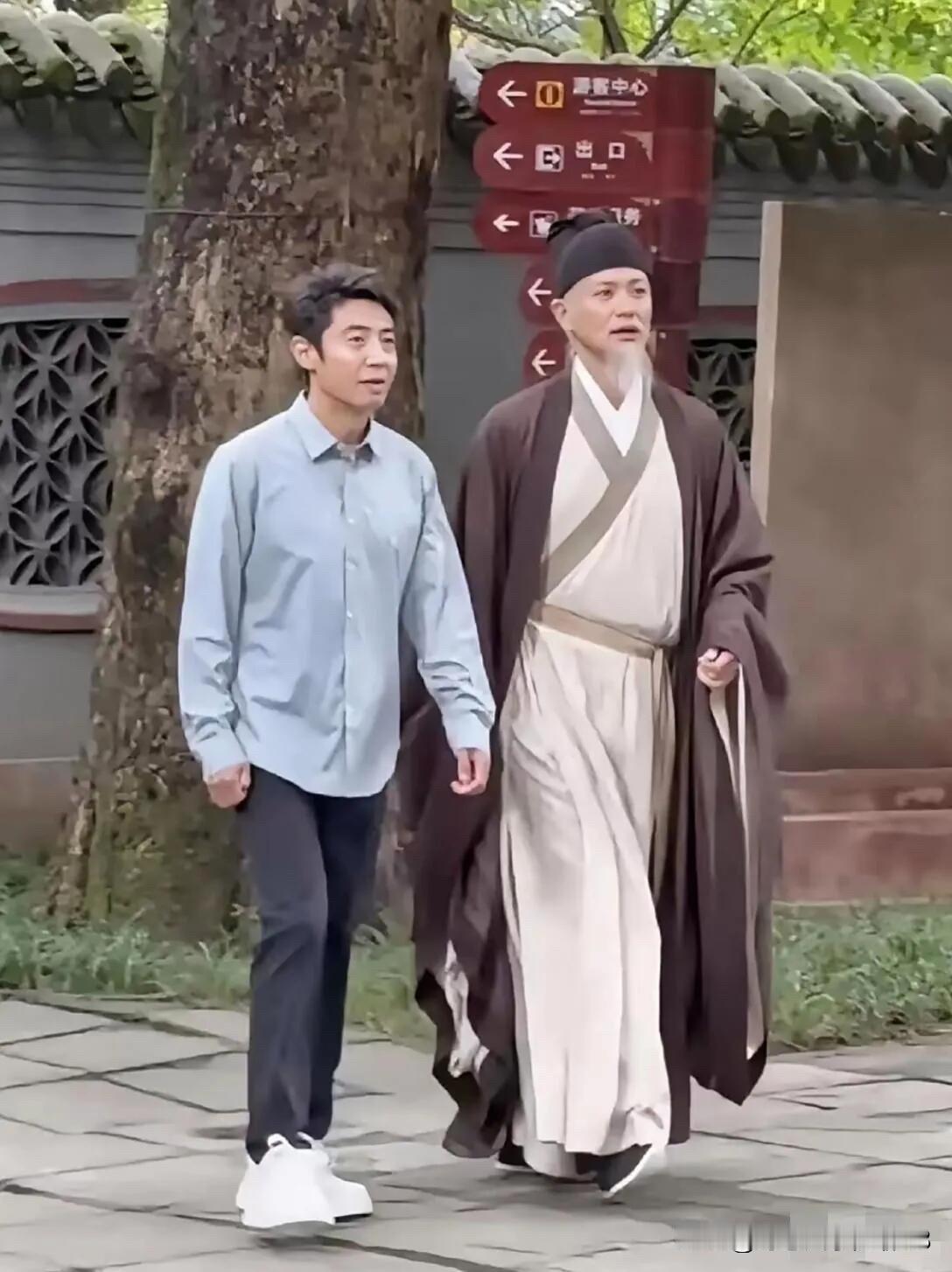 撒贝宁都有175的身高，那旁边这位帅哥岂不是有182以上，他个子高挑，演技精湛，