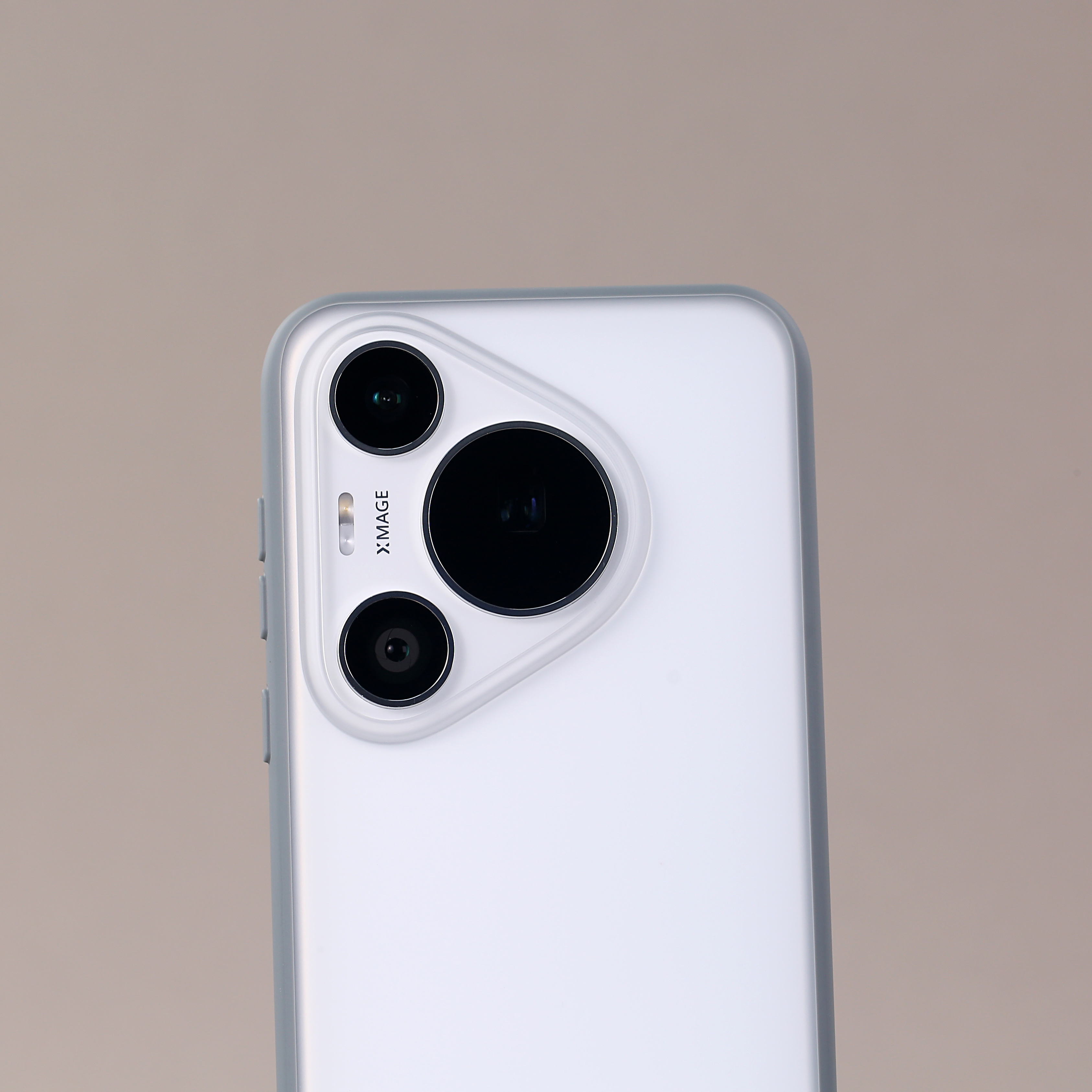 简约大气的 Pura70Pro/Pro+ 013，摄像头区域的大孔设计，包裹也是