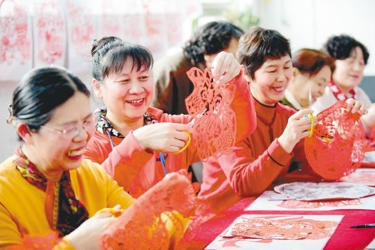 一提到老龄化，许多人心里发慌：空巢、看病难、晚年只剩寂寞。

可走进上海虹口的市