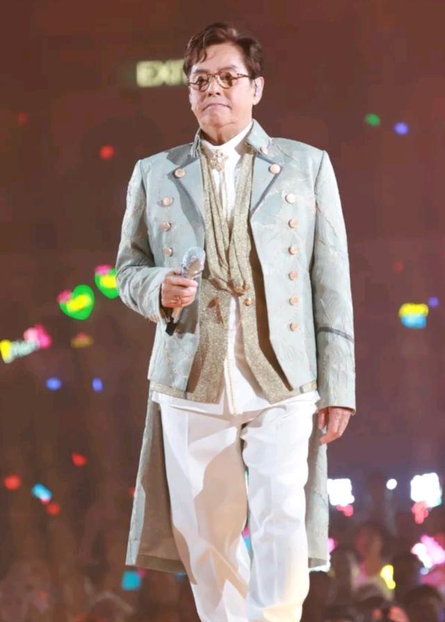 76岁谭咏麟还在开演唱会，台下坐着刘銮雄，这人生我们到底该拼啥
 2026年9月