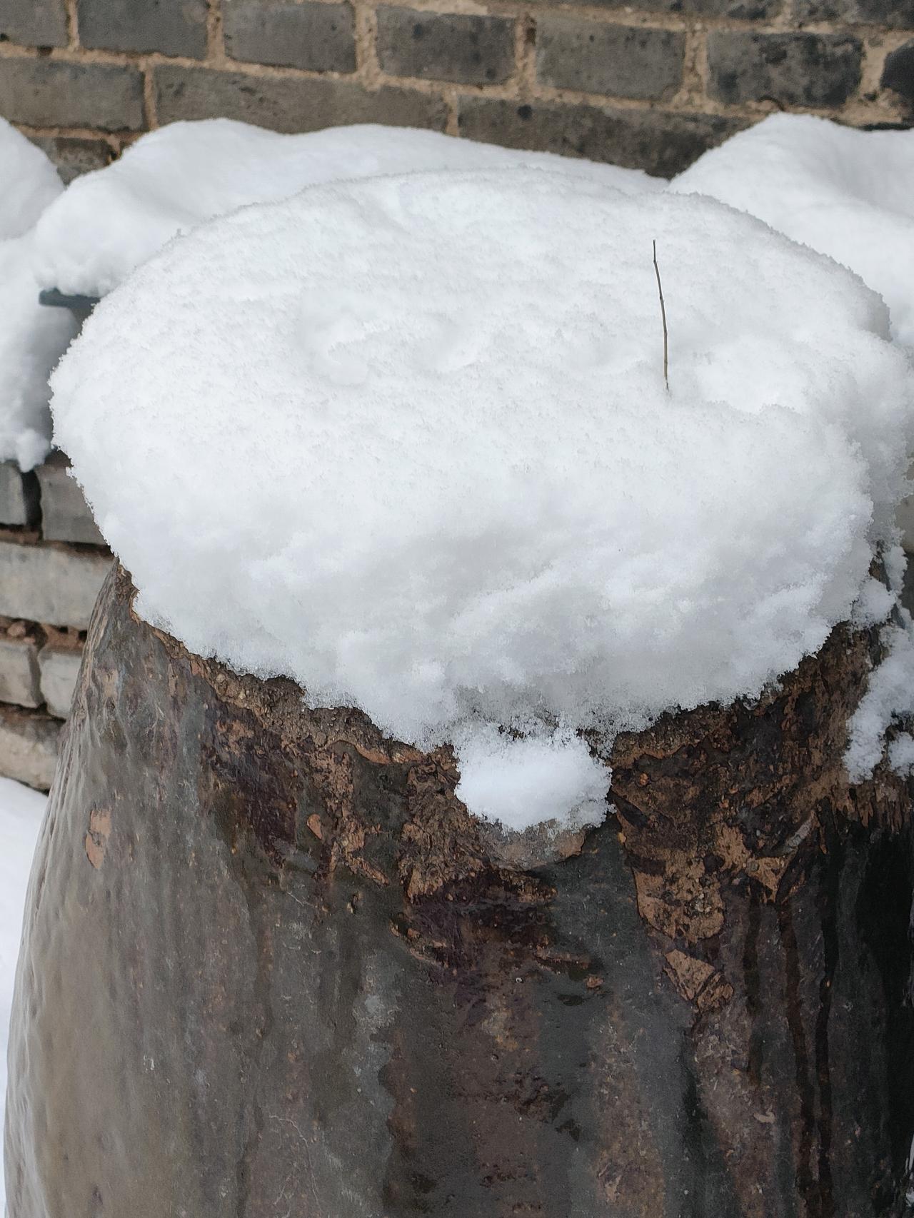 今年冬天的不同雪少暖冬是今年冬天的特点。三九四九冻破石头，这句谚语不知道怎么流传