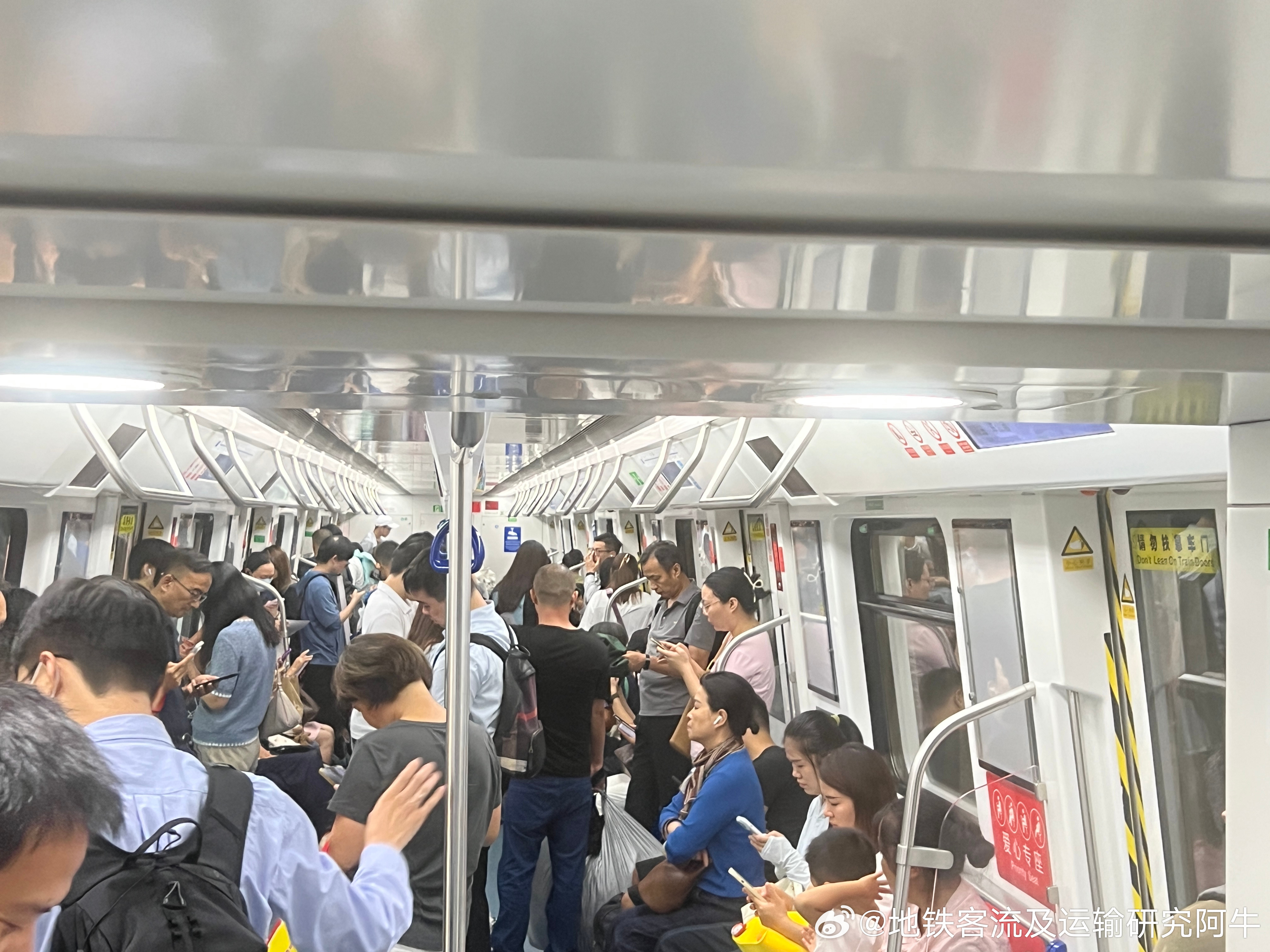 深圳地铁 网友：2026年7月15日（周三，雨）17:25，深圳地铁7号线车公庙