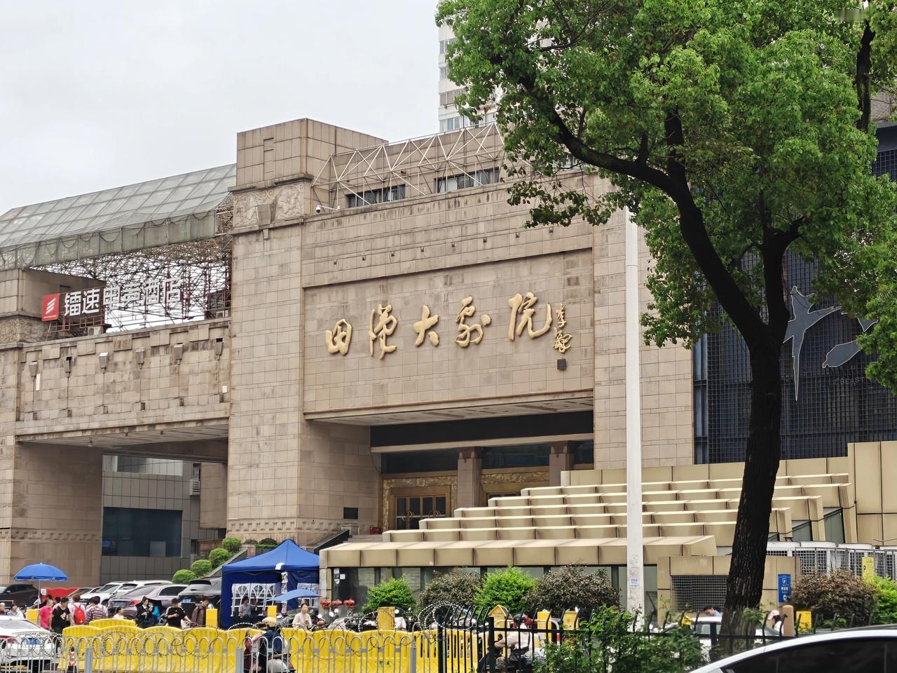 身处田汉大剧院，总能想起这位伟大的文艺先驱——田汉，他不仅是中国现代戏剧的奠基人