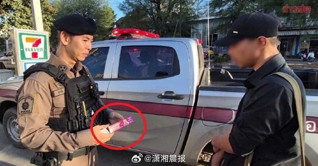 【#泰国男子多日没刷牙偷牙膏被捕#】近日，泰国乌隆府一名男子在便利店偷走一支售价