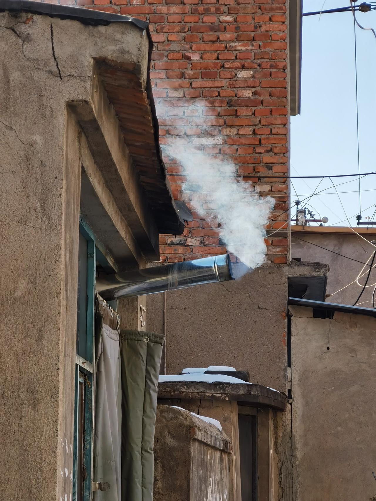 承德市鹿栅子沟，沟外现代而繁华，沟里衰败而萧条，沟里沟外相差二十年。

鹿栅子沟