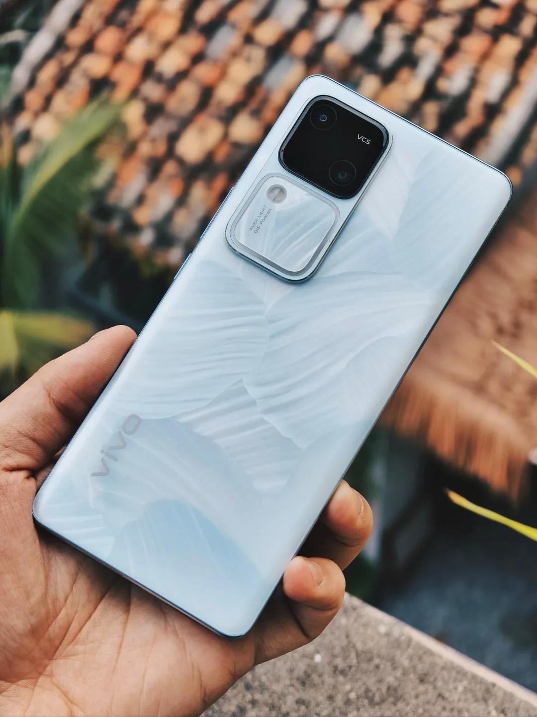 刚发布的S18系列，你觉得它是智商税？其实不是，蓝厂的定位很准，它就是一台标准的