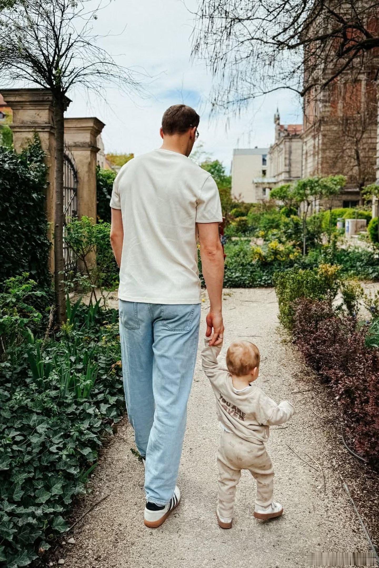 🌟曼努埃爾·諾伊爾即將第二次成為父親。諾伊爾與妻子安娜妮卡正期待著他們第二個孩