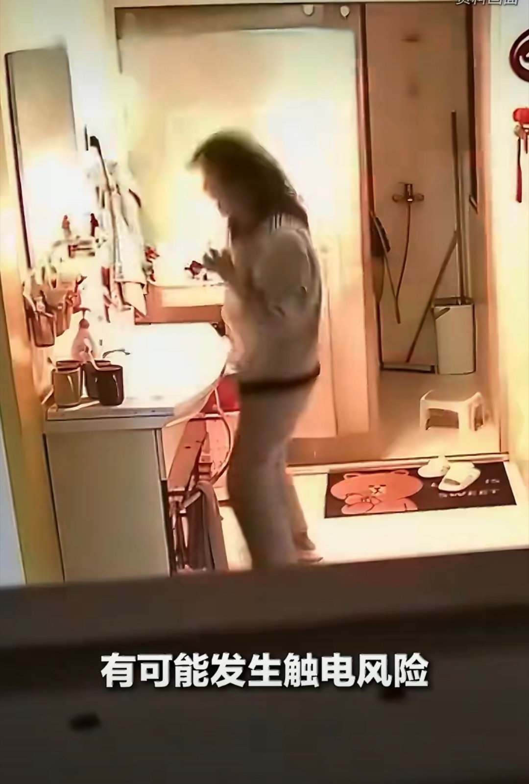 刚洗完澡别在浴室吹头发就是电源插座潮湿，容易漏电。。之前我家智能马桶也出现过。。