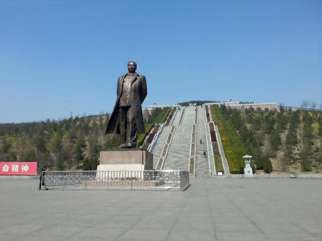 2011年，建设了两年的华国锋陵墓终于完工。后来一算账，总共花了1200多万元，