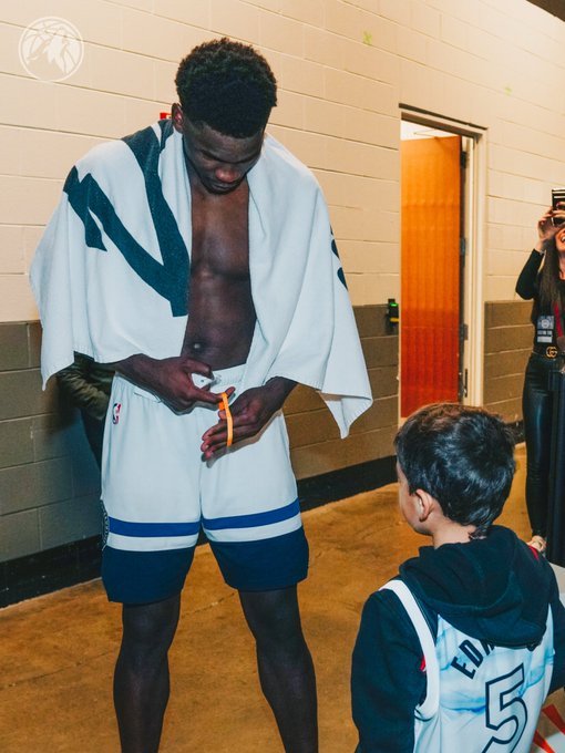 给爱德华兹橙色手环的那个卢卡小朋友，战胜了癌症！！！干得漂亮！！！ 既然战胜癌症