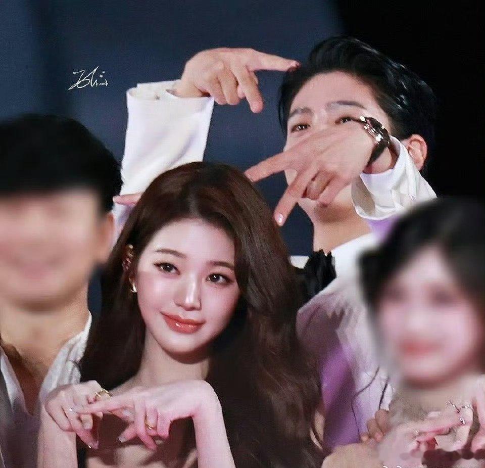 朴宝剑给张元英比猫耳朵朴宝剑给张元英比猫耳朵也太可爱了！！！！张元英也太萌了吧！