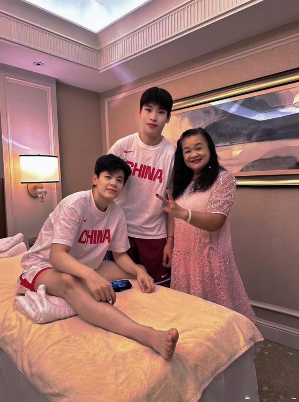 杨舒予杨舒予陈明伶 20251121一张合照奇怪的美颜图片源于:抖音 微笑小花(