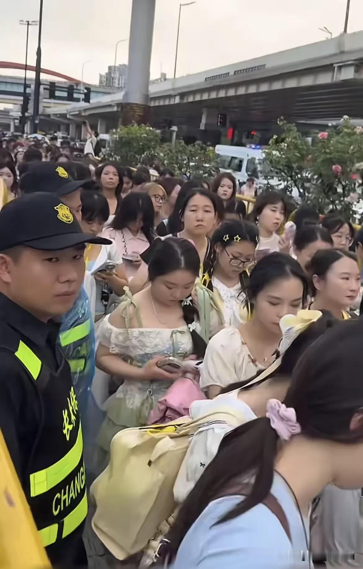 估计是不学习的一群，真学习的哪有时间追这玩意。一群所谓的什么时代少年团。啥玩意呀