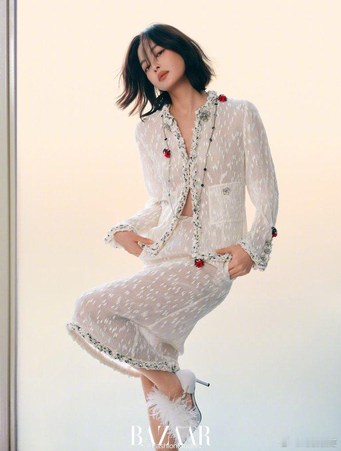 辛芷蕾芭莎封面大片 芭莎封面如约而至，辛芷蕾顺利完成四登成就，风格百变，解锁全新