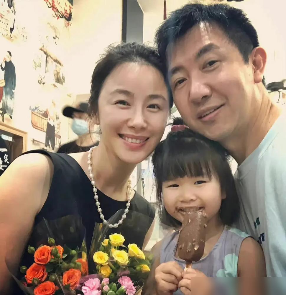 小16岁老婆瘫坐轮椅，动刀数次，那个被骂“软饭男”的鄢颇，直接停工，寸步不离。