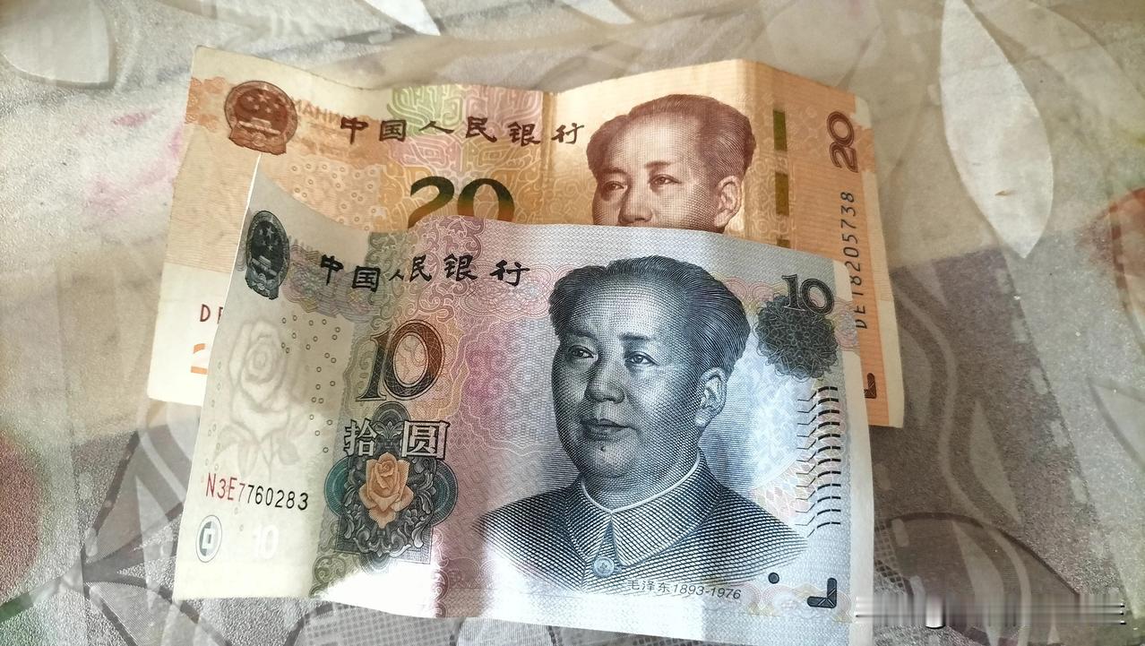 为什么大家都不愿带现金了呢？感觉现在兜里愿装钱的人越来越少啦！

上午，正在老家