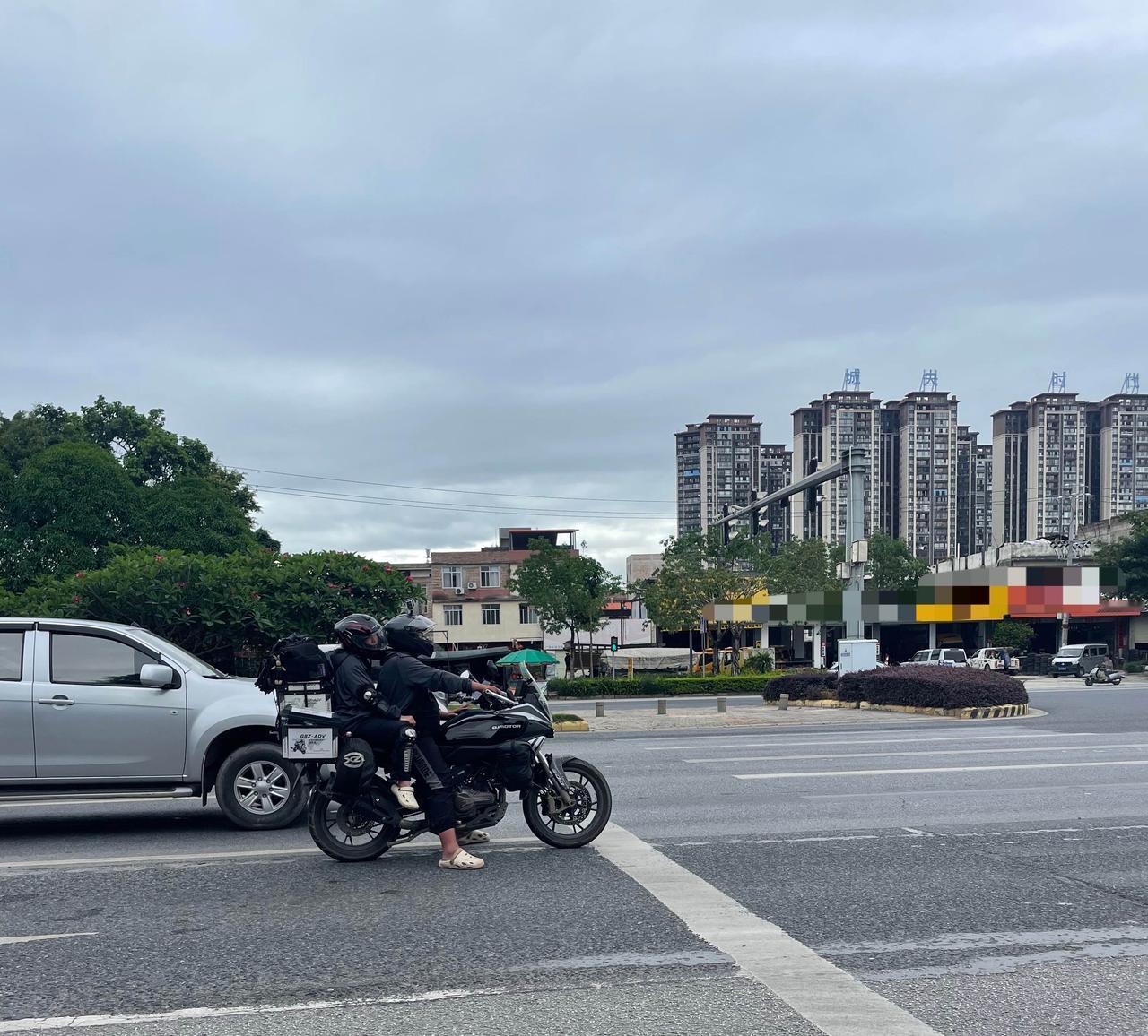 【玉林二环北一对男女穿拖鞋骑无号牌摩托车】

5月17日下午3点40分左右，玉林