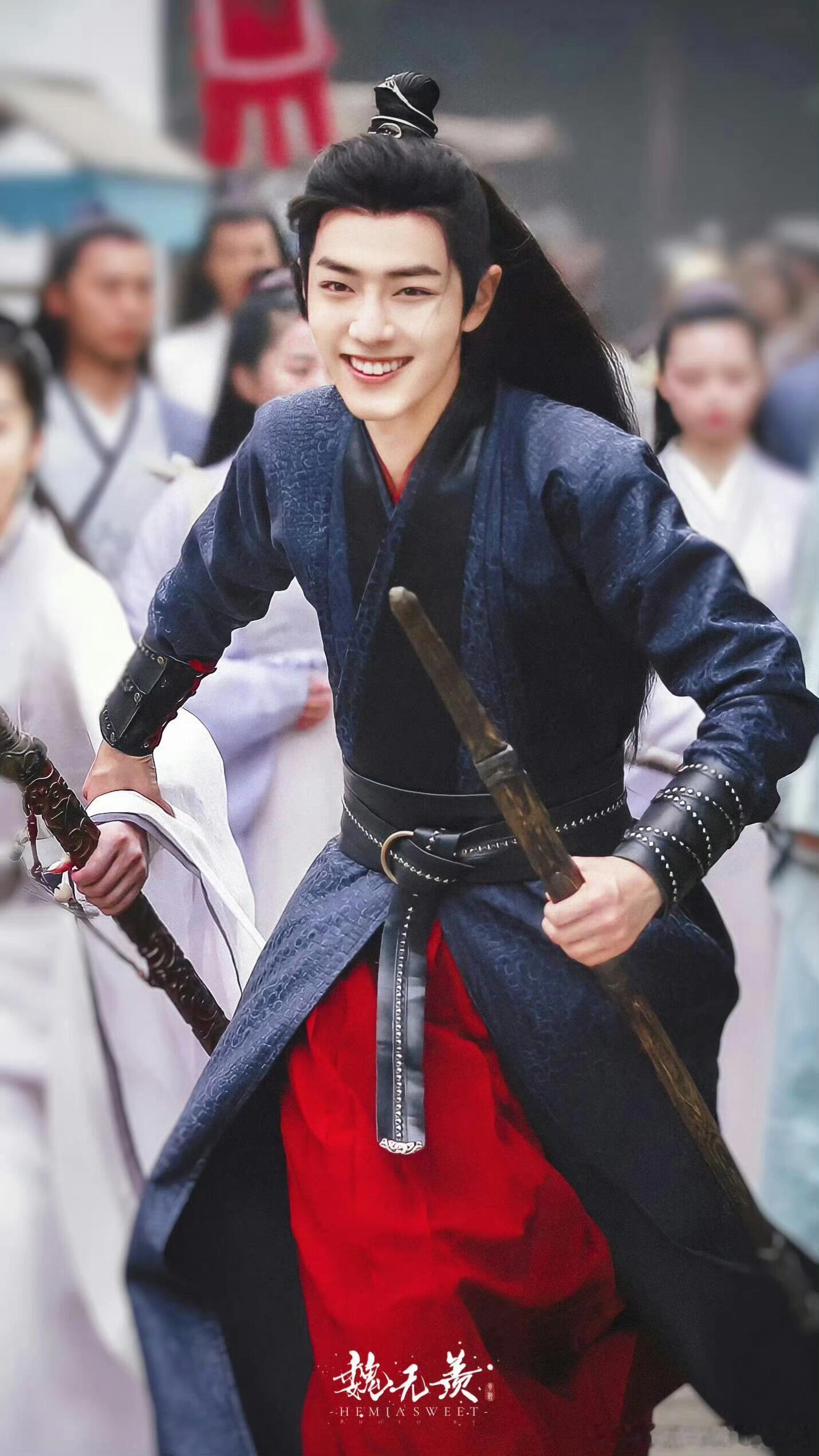 #肖战魏无羡饭制五周年贺#当年满屏弹幕的“羡羡别回头”，后来都变成了“战战别回头