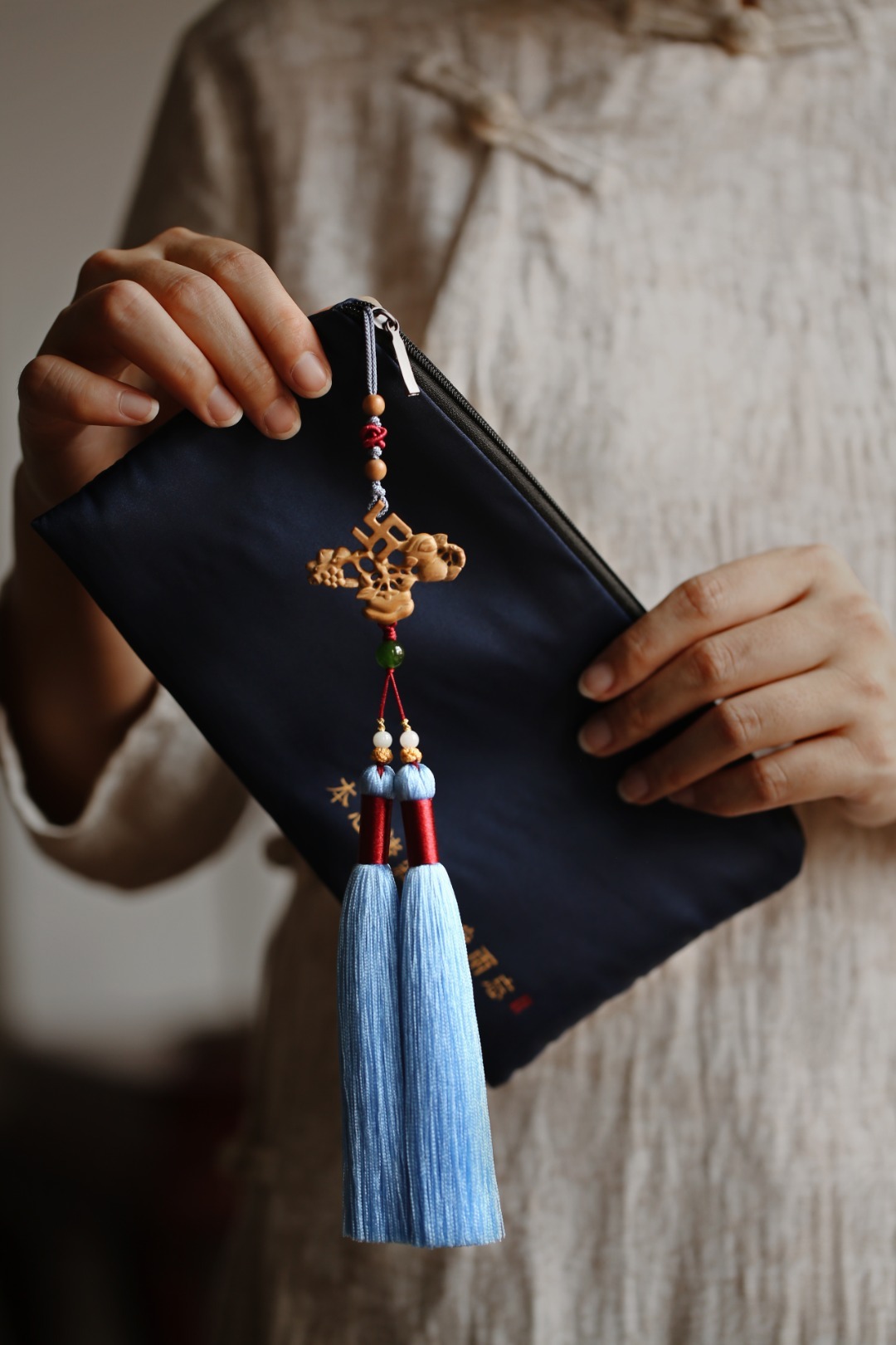 老山檀香【万事如意】挂件国风设计，形制精美；双面镂雕，万字纹、蟠桃、柿子，寓意“