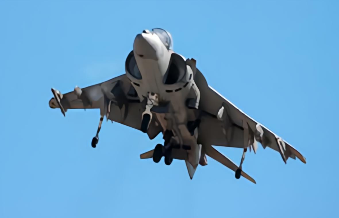 英美AV-8B“海鹞Ⅱ”攻击机AV-8B是麦道公司生产的一款短距/垂直起降攻击机