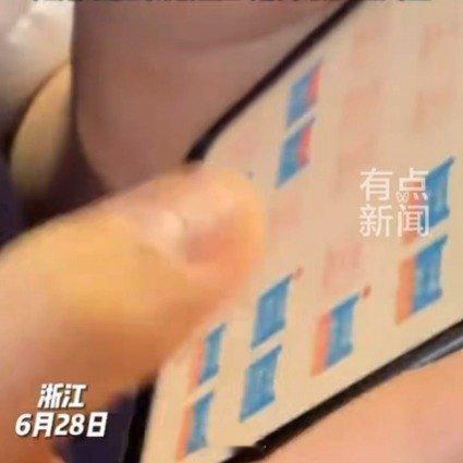 女乘务员悄悄拉走女生换车厢防患于未然，为乘务员点赞。 西安·华严寺