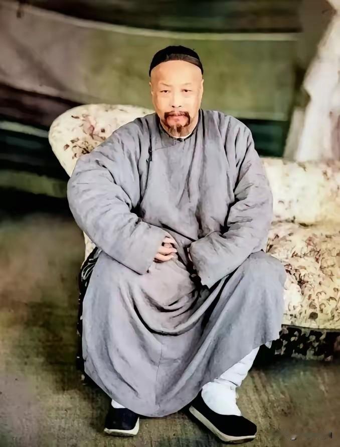 1858年，大清总督叶名琛被英军俘虏，送到印度，关进玻璃房，围观的人笑他像只猴，