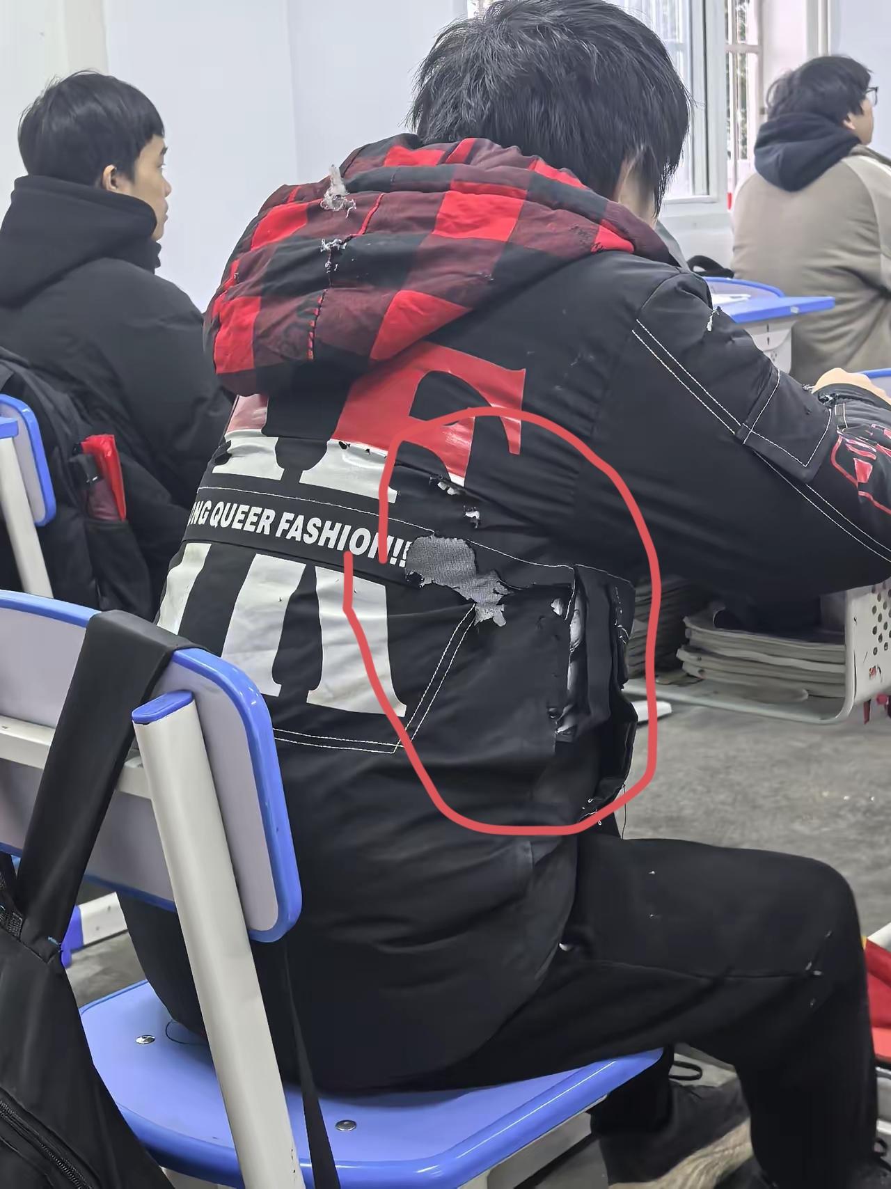 现在的乡村中学特别冷清，一看就是父母监管不上的孩子，男生穿着这样的衣服？

一位