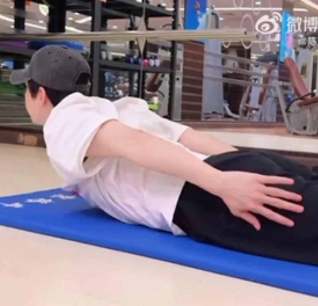 以防你没见过陈楚生举铁[流鼻血]
以防你没见过鲨鱼旱地游泳[流鼻血]
以防你没见