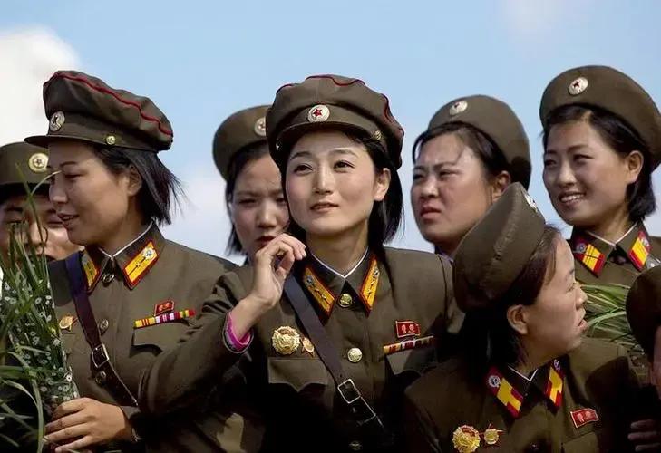 大家仔细看，朝鲜人民军女兵的军帽为什么会有这么大的区别呢？
图片中可以看到，人民