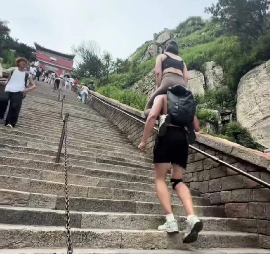 泰山陪爬，确实变味了，千里迢迢不是为了爬泰山，而是为了帅哥公主抱。之前，看到泰山