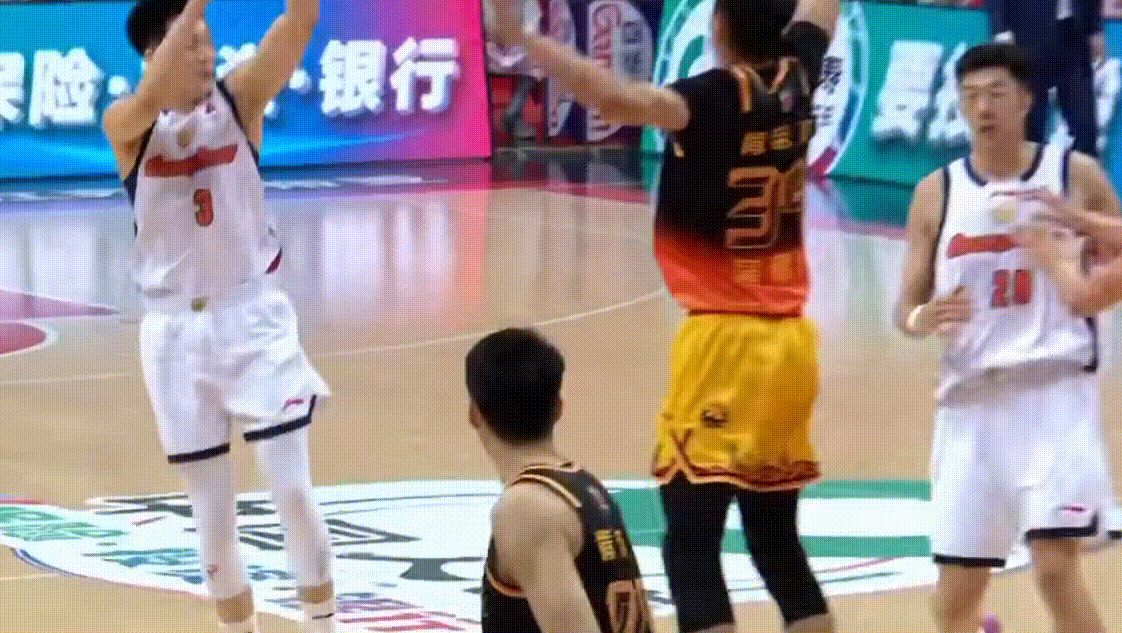 萨林杰强硬2+1打进，胡明轩侧翼三分命中，广东队终于反超了比分，但这比赛你很难说