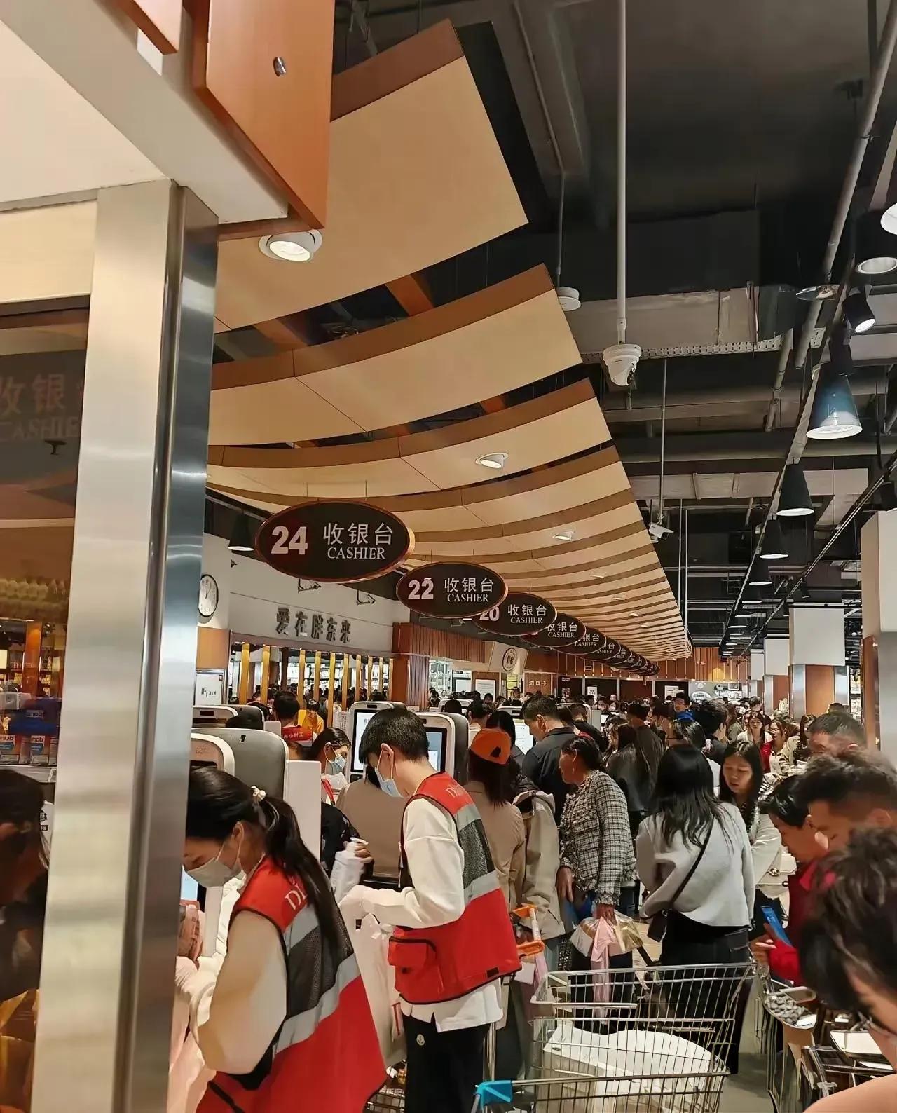 胖东来”将于今年12月闭店，引发关注”
8月13日，河南许昌胖东来生活广场店周边