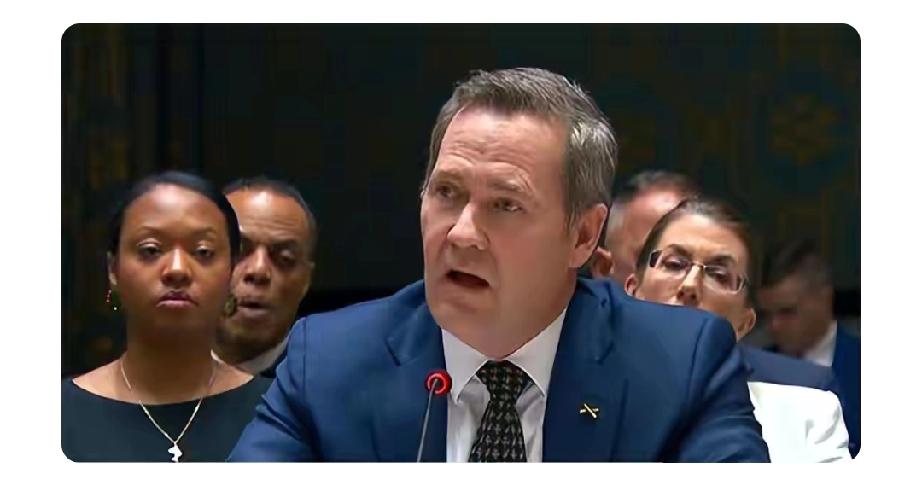 美国抢中国买的委内瑞拉石油这事，背后全是算计。委内瑞拉90%外汇靠石油出口，中国