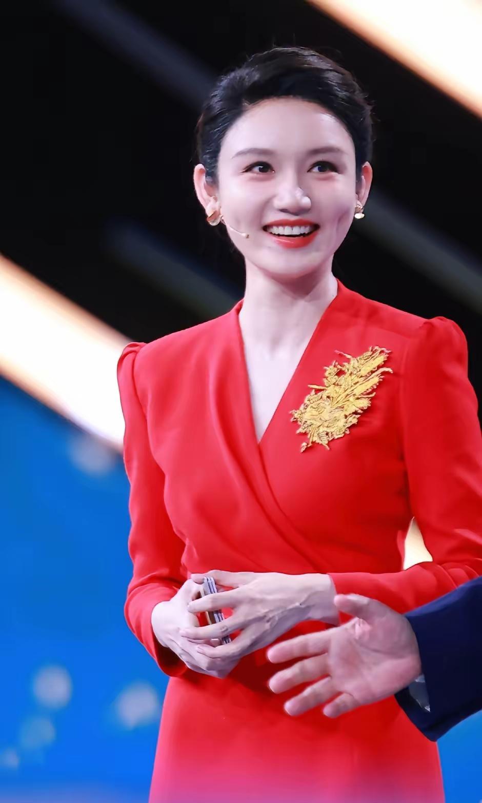 别再把龙洋的走红当成“长得端庄、气质好”。
春晚那种级别的直播，真不是靠脸站住的