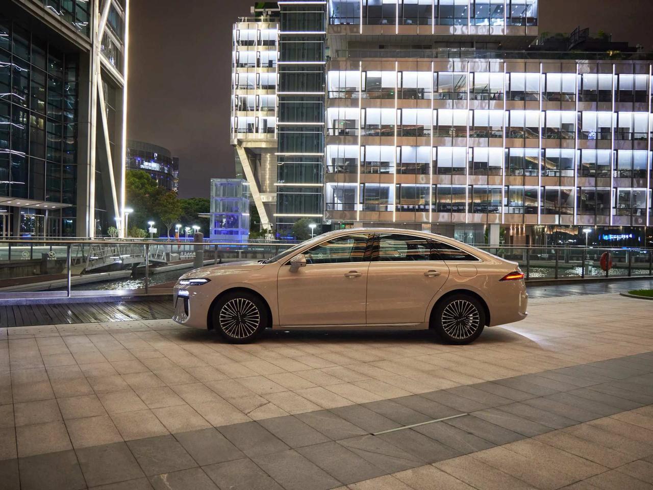 下午摸鱼刷财经，又看到那位“日更画线派”老师傅在预测明天走势，W形都画出来了。底