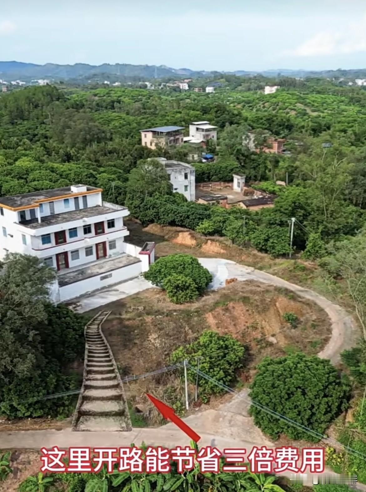 这里开路能节省三倍费用，
主家是不是给建筑商坑了呢⁉️
大家看看，到底怎么修路